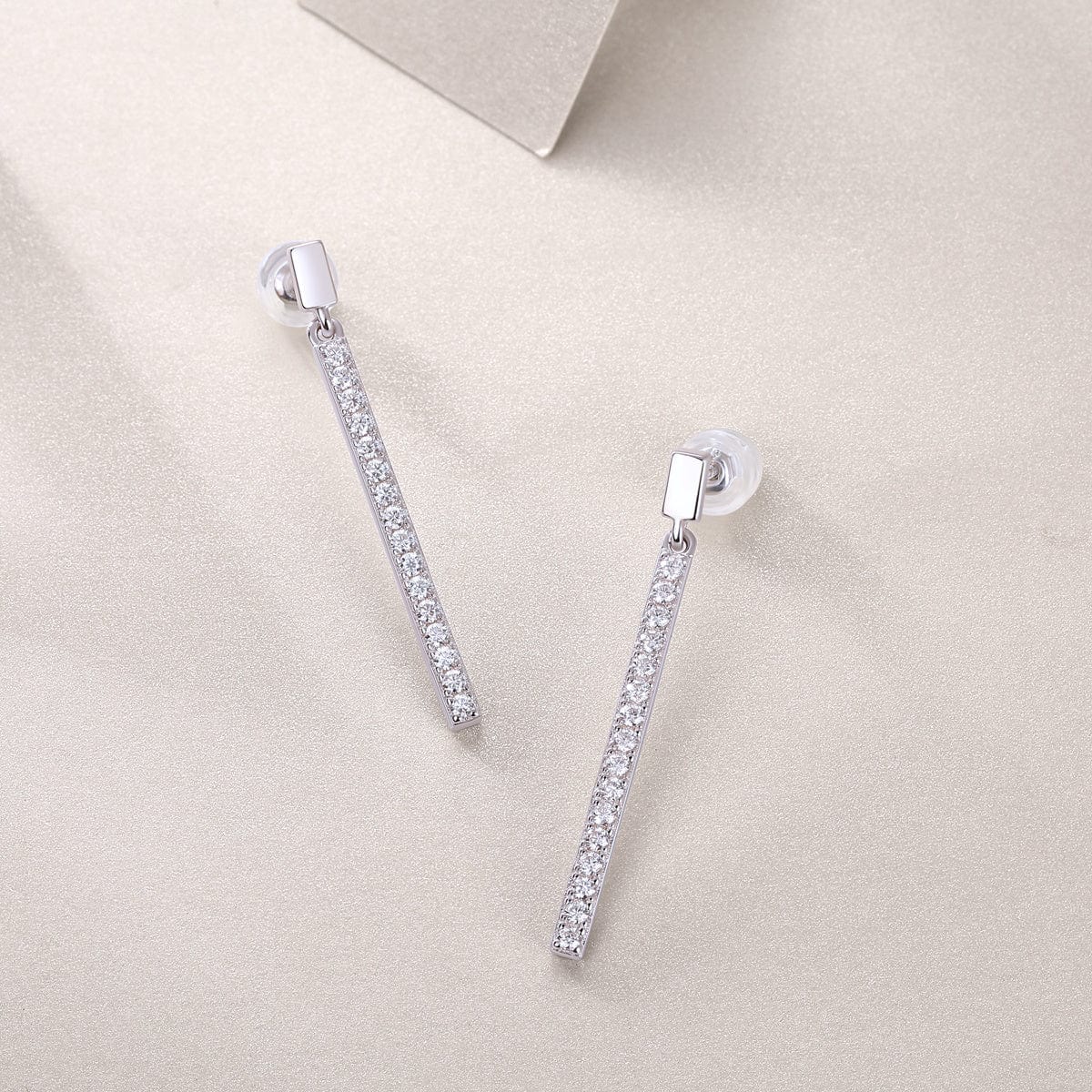 EmiSmile details matter A pair of earrings Luxury Jumping Diamond Moissanite Silver Stud Earrings ✨
